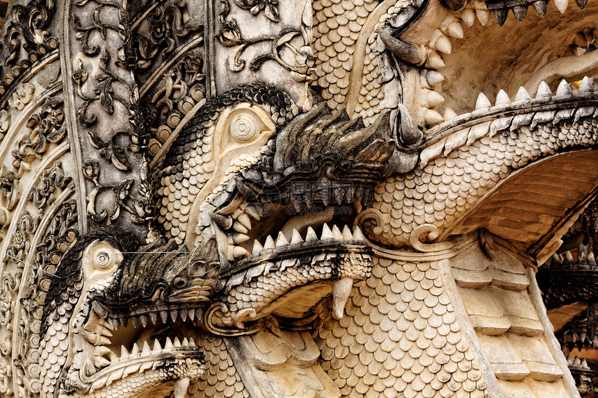 泰国寺庙的龙雕塑文化力量动物蓝色传统天空宗教旅游插图建筑学图片