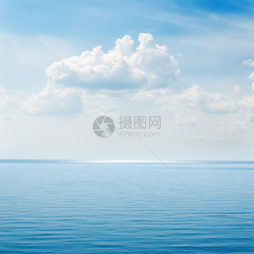 蓝海上云彩天气天空阳光环境反射晴天气候地平线波纹蓝色图片