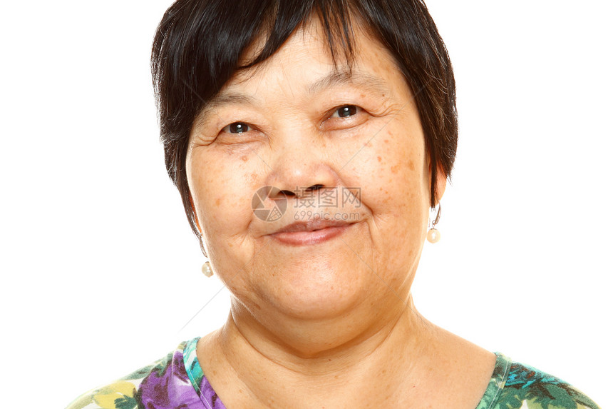 60年代快乐60岁 白背景的亚洲高级女性长老母亲关爱老年卫生退休头发微笑白色祖母图片