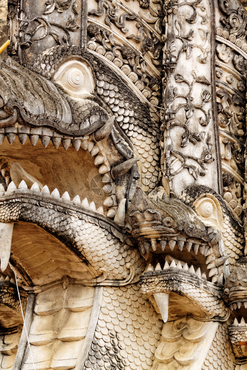 泰国寺庙的龙雕塑祷告艺术雕像冥想金子装饰品插图动物天空旅游图片