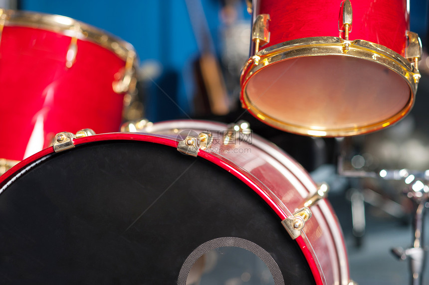 红鼓在演播室里红色韵律娱乐鼓组音乐铙钹低音摇滚乐成套乐器图片