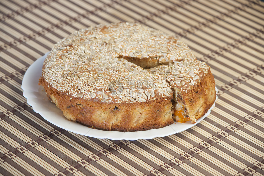 盘子里的杏子馅饼面包糕点橙子服务烘烤肉桂剪切款待水果脆皮图片