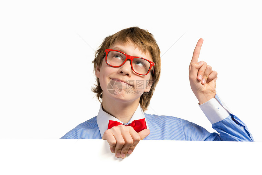 戴白标牌眼镜的男孩广告牌幸福标语男人木板工作室横幅蝴蝶乐趣孩子图片
