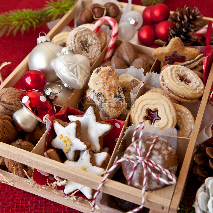 小盒子 有各种饼干和坚果小玩意儿蛋糕织物胡桃巧克力榛子装饰品松枝礼物展示图片