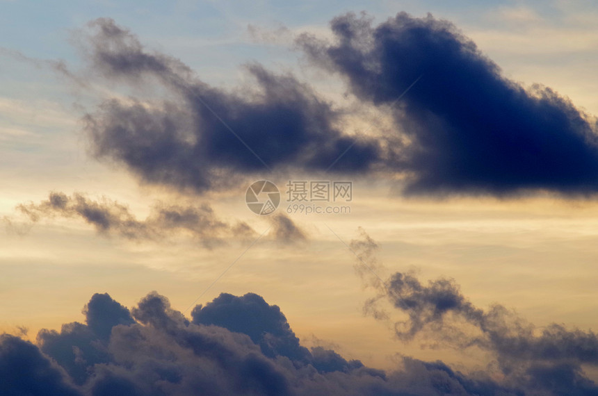 黑云与日落天空图片