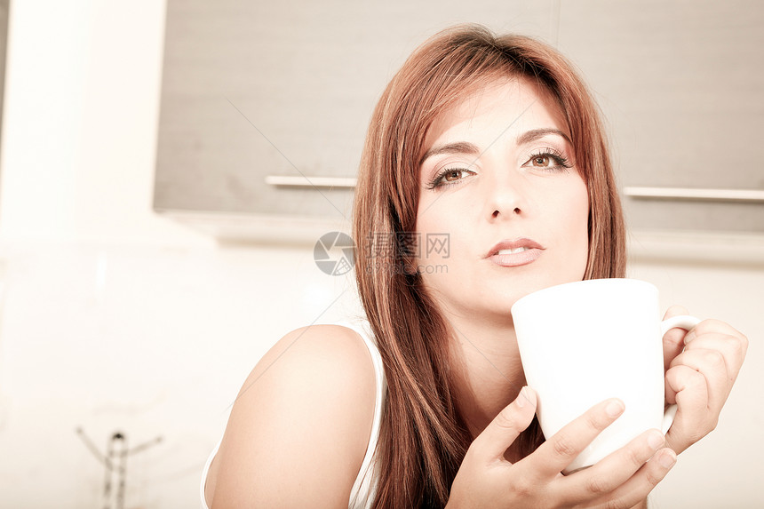 拿着一杯咖啡的年轻女人微笑食物黑发咖啡店女性享受味道女士头发女孩图片