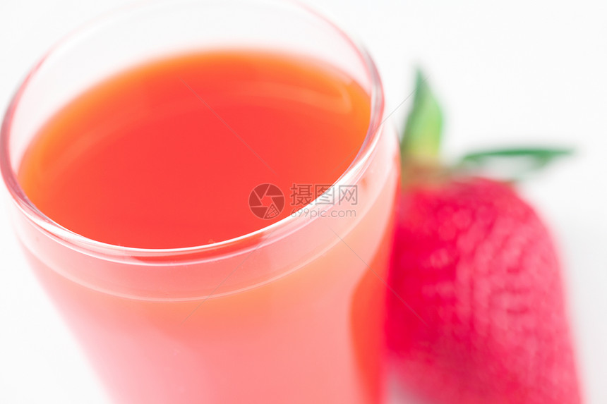 草莓和一杯草莓果汁 在白色上隔绝食物早餐果汁饮料冷却器红色甜点生活营养茶点图片