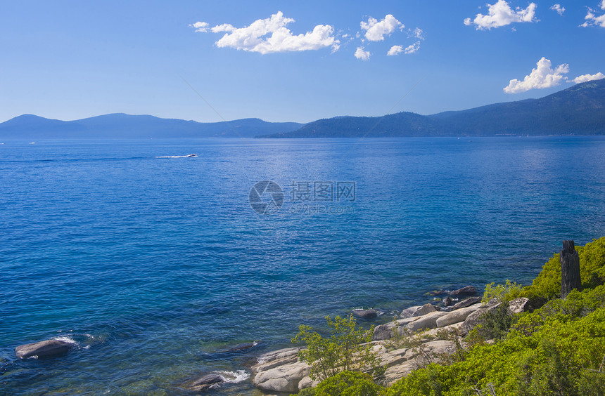 塔霍湖游泳旅行反射假期山脉天空支撑蓝色松树岩石图片