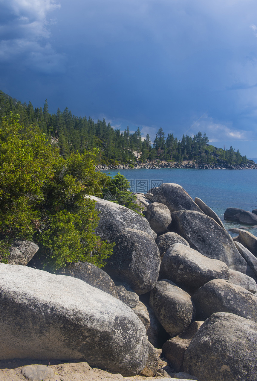 塔霍湖支撑蓝色松树岩石港口反射海滩旅行天空假期图片