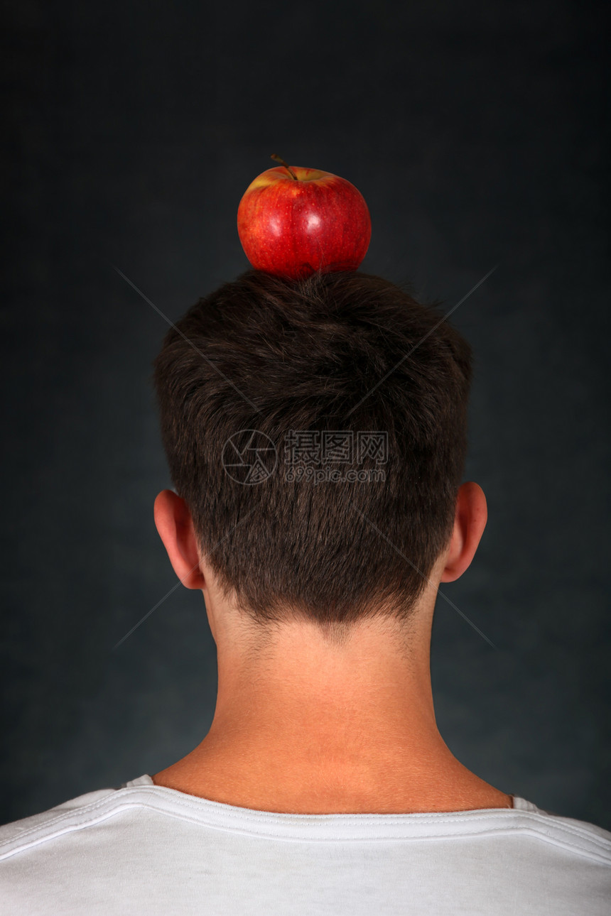 头上的苹果黑发阴影水果男人房间乐趣灰色红色男性射箭图片