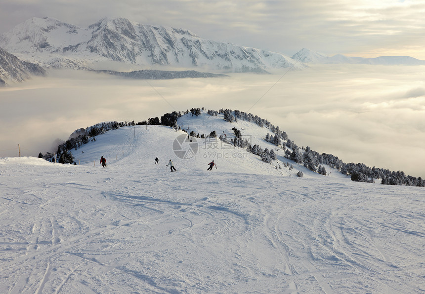 滑雪乐趣阴霾高山森林爬坡滑雪者娱乐树木假期旅行图片