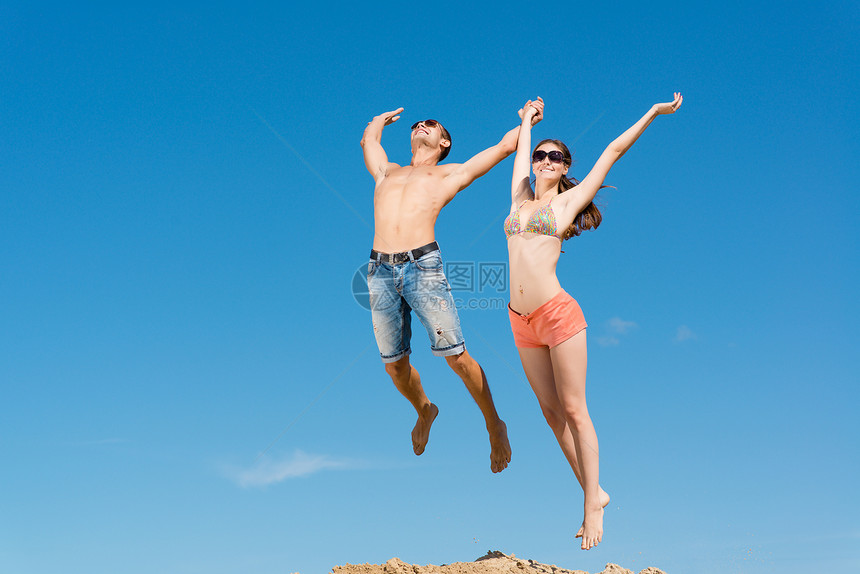 年轻夫妇一起跳跃男生喜悦天空朋友们衣服家庭跑步幸福胜利成人图片