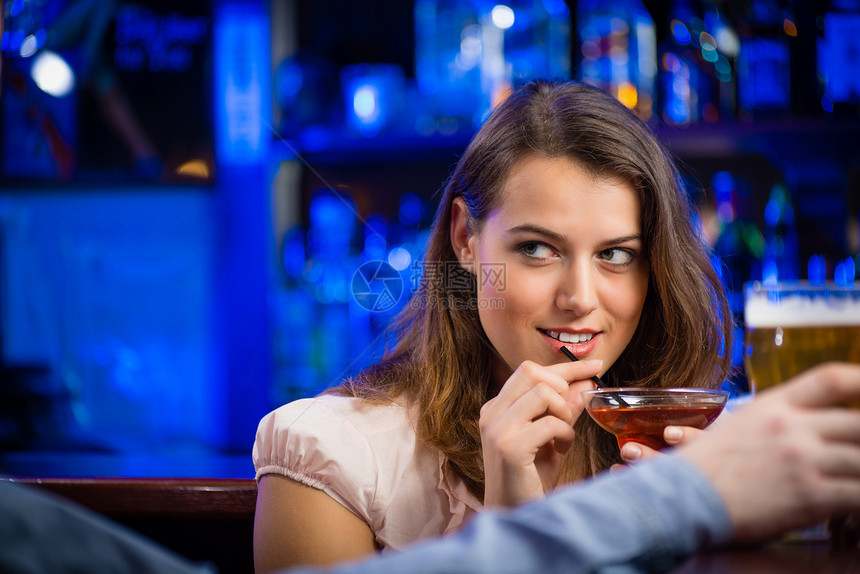 酒吧里的年轻女人餐厅享受咖啡店头发快乐派对娱乐酒精玻璃成人图片