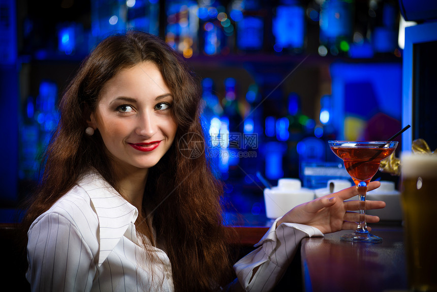 酒吧里的年轻女人微笑乐趣餐厅头发俱乐部闲暇派对咖啡店享受女性图片