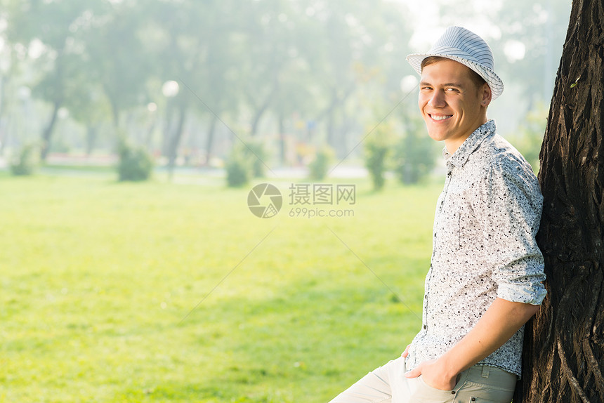 一位年轻人的肖像幸福衬衫哲学思维叶子沉思休息男性男人精力图片