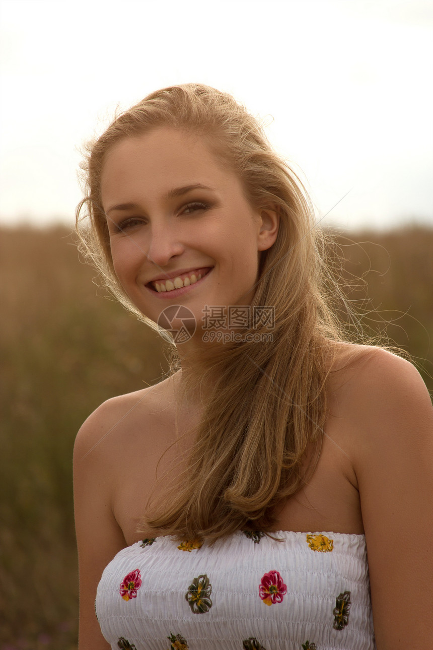 拥有田地的年轻妇女草地花朵女士快乐天空小麦喜悦幸福太阳晴天图片