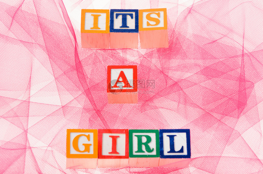 拼写“ 它是一个女孩” 的字母块图片