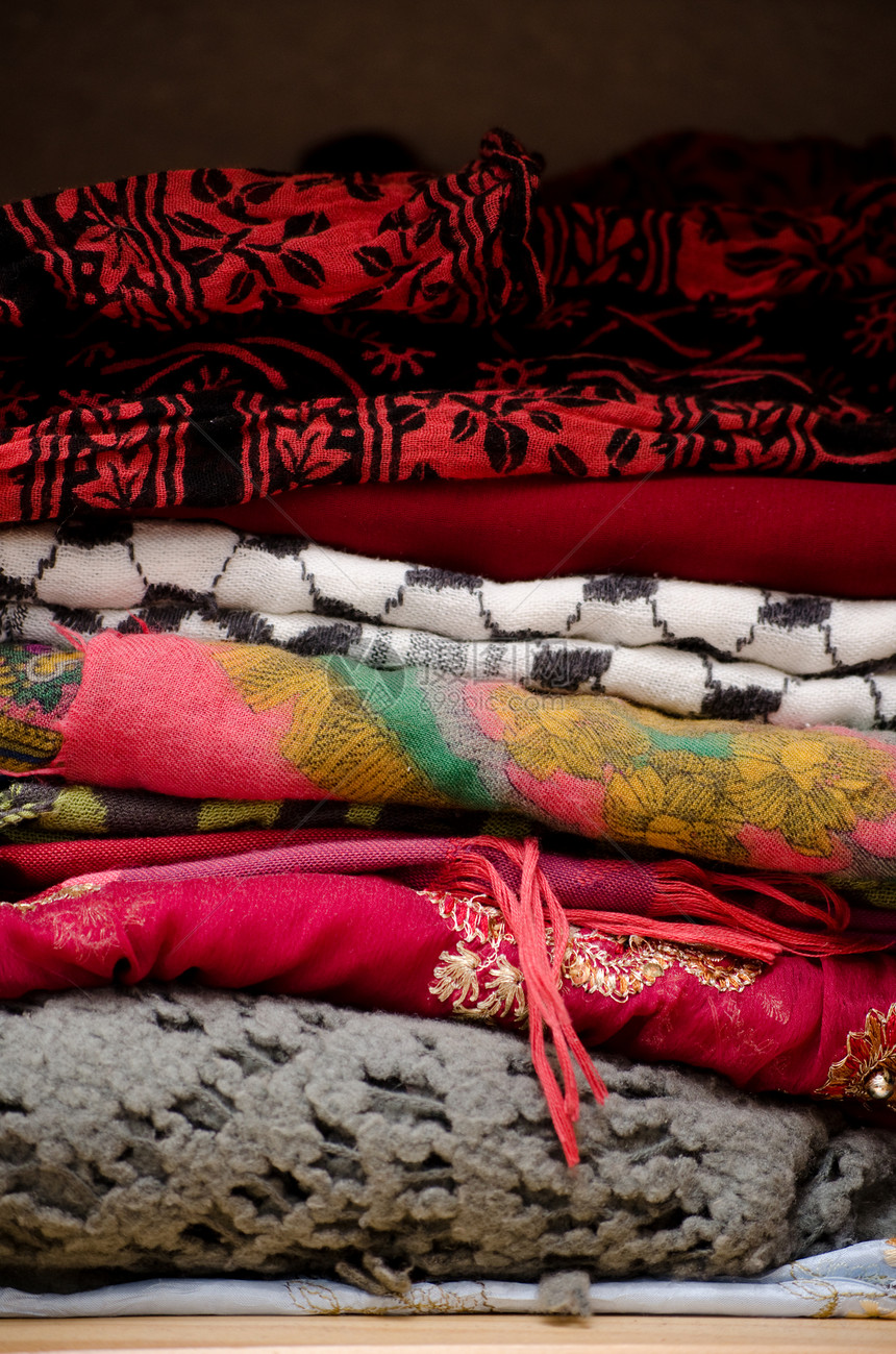 衣服堆叠红色围巾粉色纺织品织物面料图片