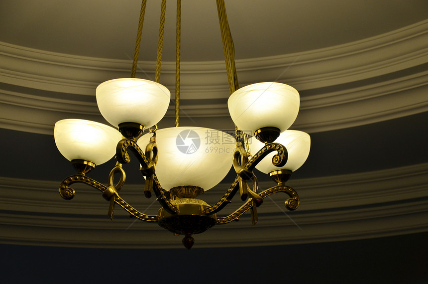 侧面有铜质5光灯吊灯财富公寓房子治具天花板青铜装饰玻璃灯泡奢华图片