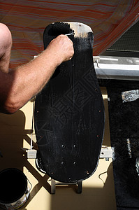恢复旧式滑板古董滑冰孩子木板绿色工具维修画家装潢刷子背景图片