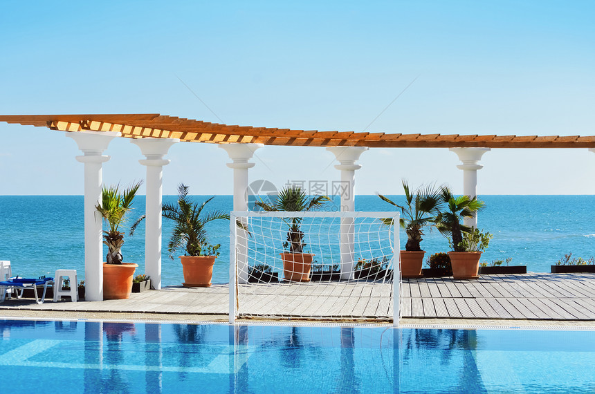度假池晴天柱子季节水池闲暇游泳池运动棕榈海景海洋图片