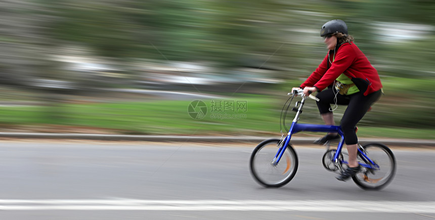 运动中的自行车模糊汽车生态紧迫感道路城市踏板车轮运输街道速度图片