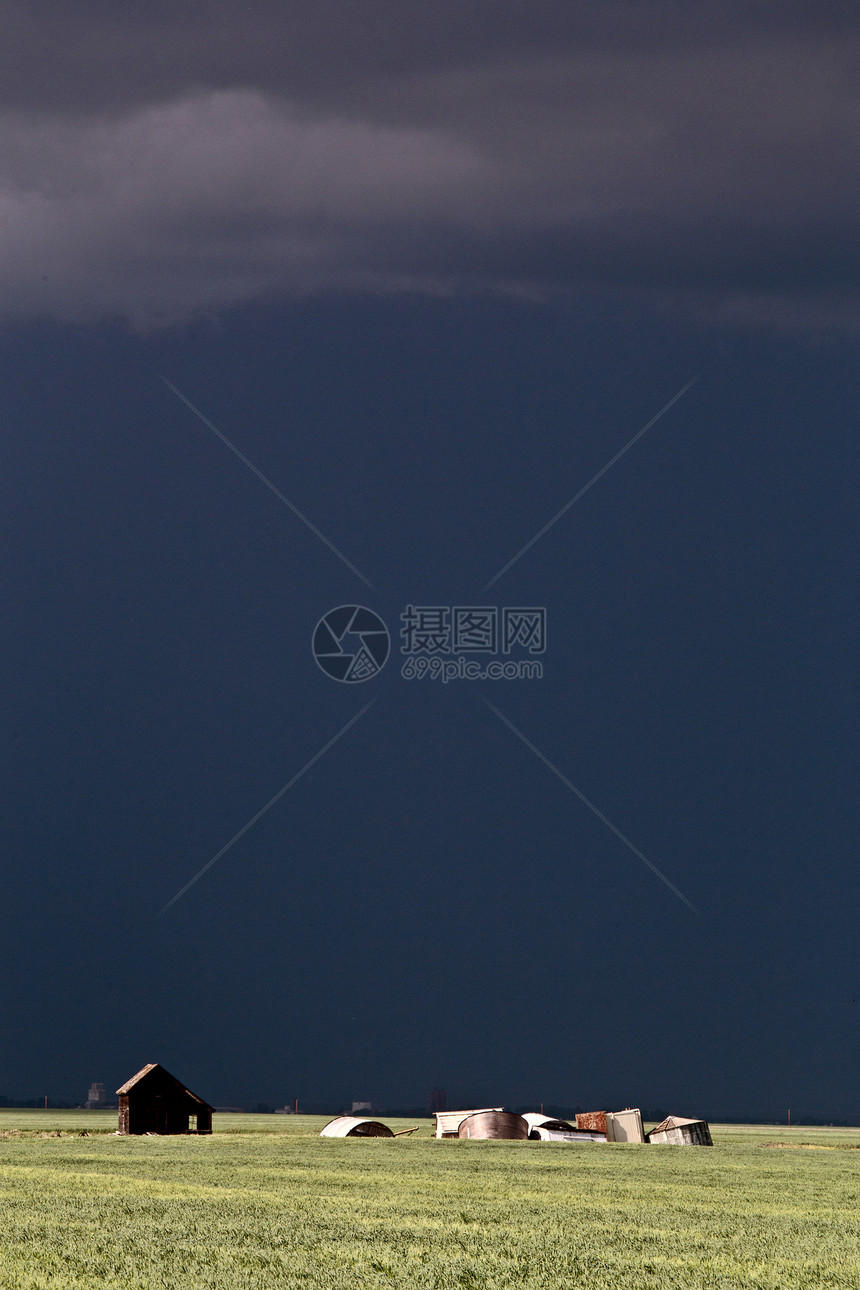 平原风暴云废弃危险风景天空天气戏剧性建筑雷雨草原图片