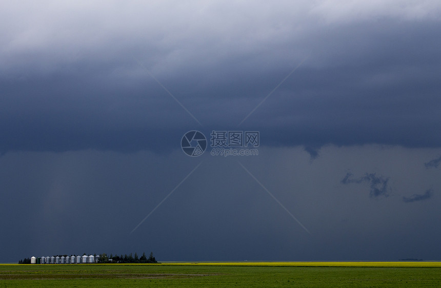 平原风暴云天空戏剧性风景天气草原雷雨危险图片