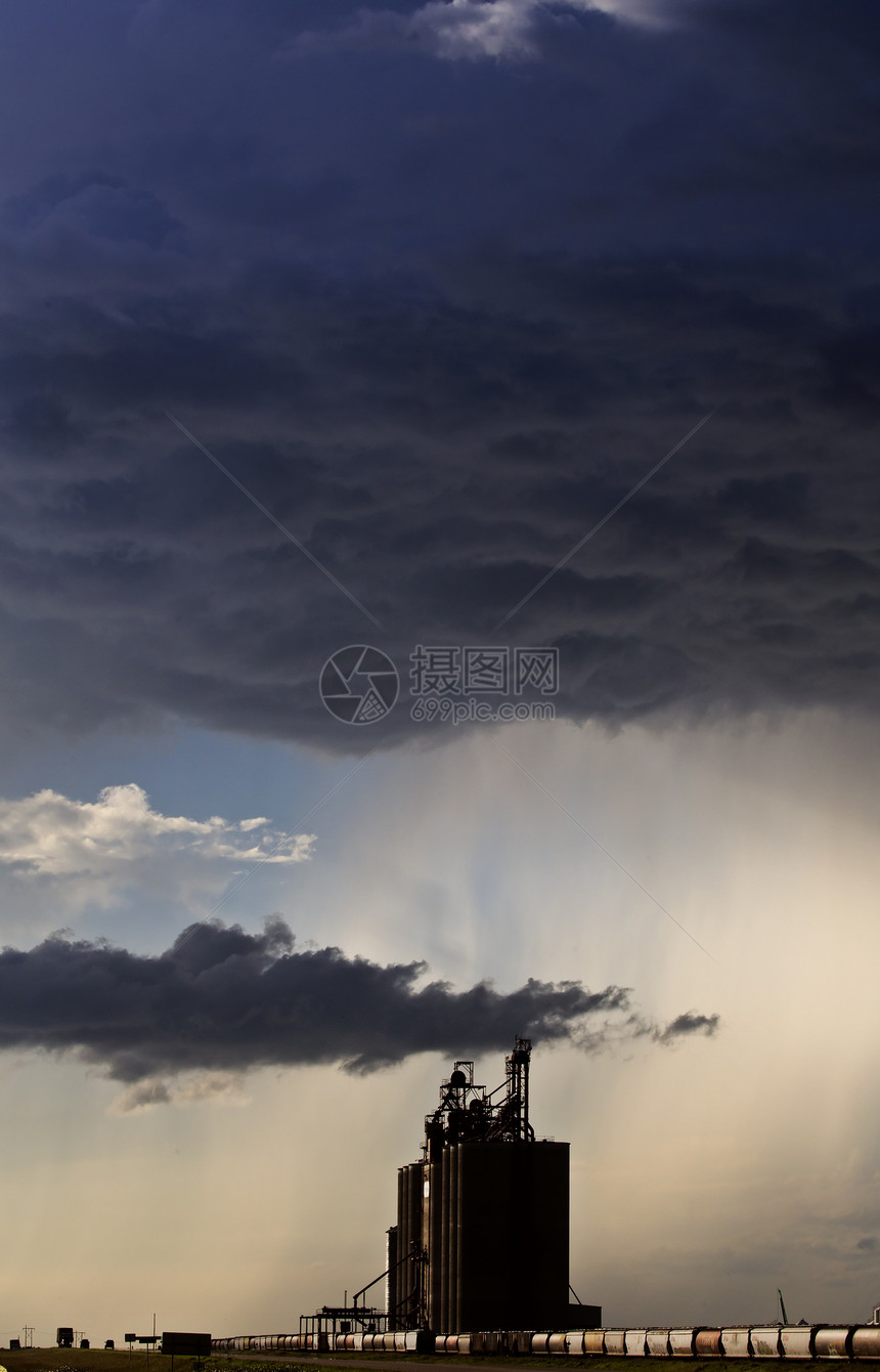 平原风暴云草原雷雨粮仓危险戏剧性天空风景天气图片