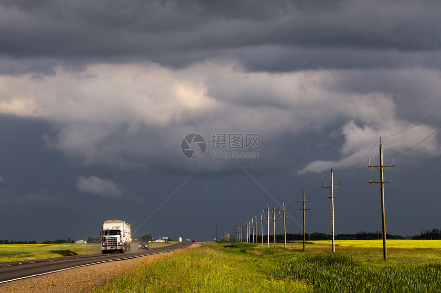 平原风暴云危险天气风景草原雷雨天空戏剧性图片