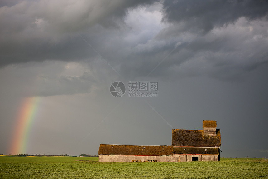 平原风暴云天气戏剧性天空草原彩虹危险雷雨风景图片