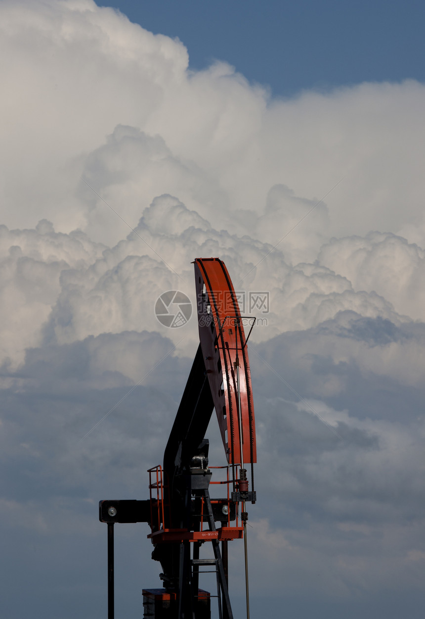 平原风暴云天气危险戏剧性草原千斤顶石油钻机雷雨风景天空图片