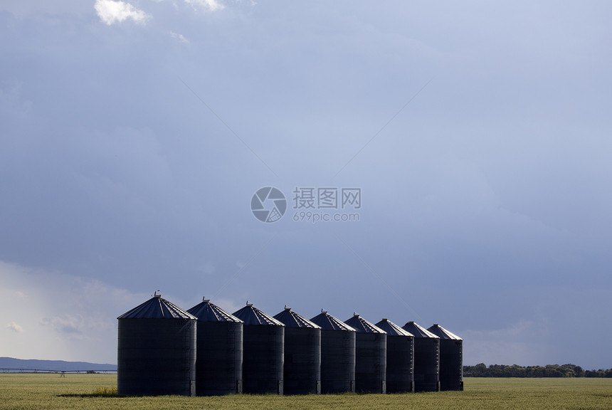 平原风暴云天空天气草原雷雨危险戏剧性风景图片