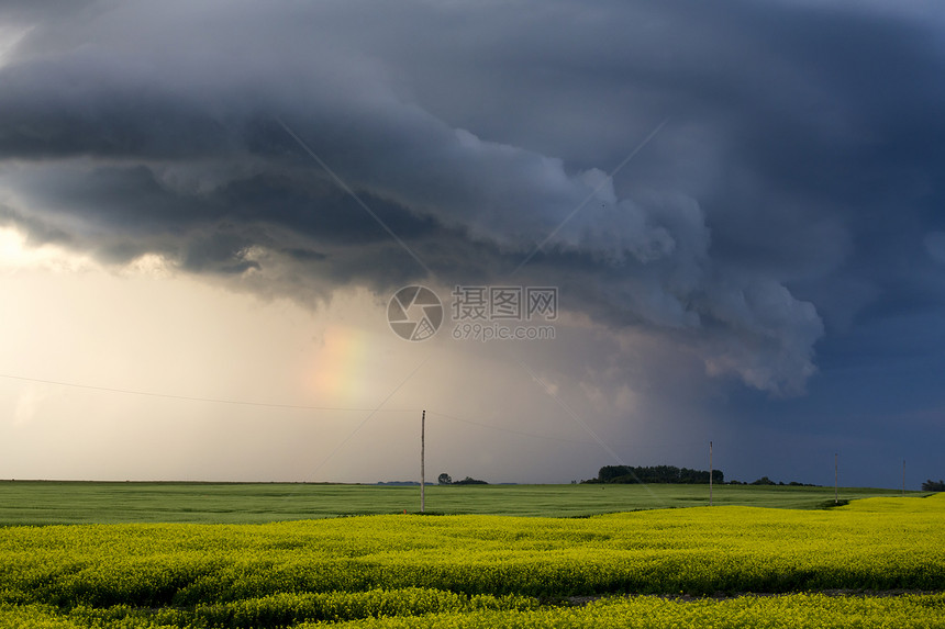 平原风暴云戏剧性风景天空危险草原雷雨天气图片