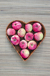 心形苹果素材以心形篮子中的新鲜夏季苹果背景
