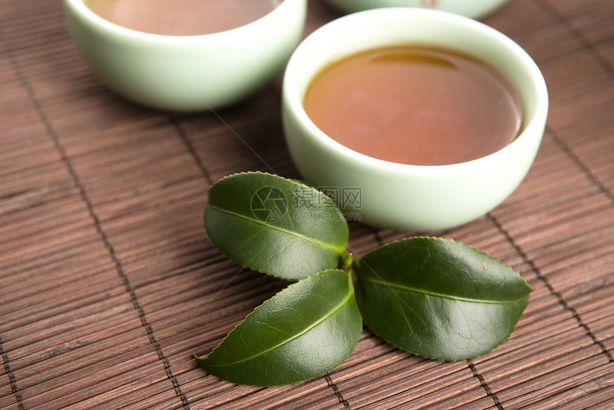 一杯绿茶 盛着灰色叶子金子情调仪式香料植物烹饪早餐味道宏观芳香图片