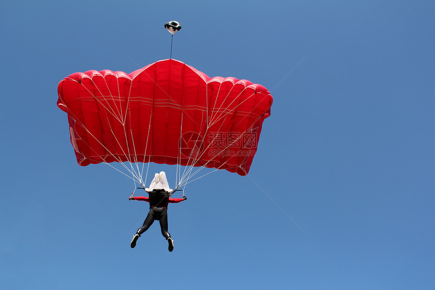 蓝天有红色降落伞的空降员跳伞员伞兵蓝色空气风险危险航班闲暇自由娱乐图片