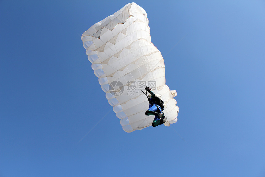 蓝天有白色降落伞的空降员图片