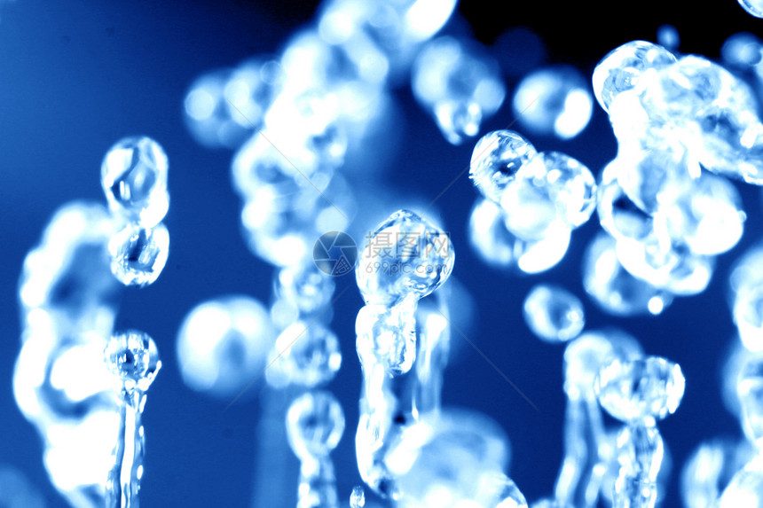 水滴温泉海洋蓝色宏观气泡流动瓶子卫生肥皂液体图片