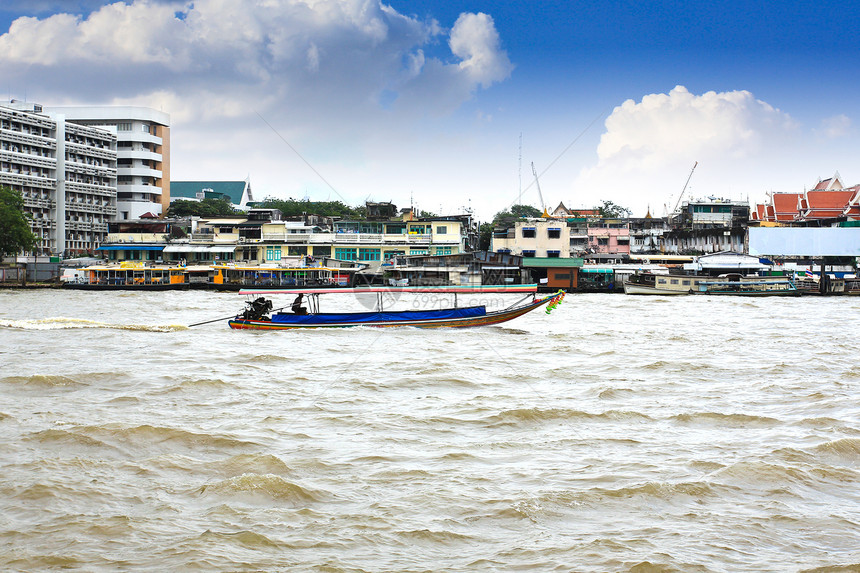 Chao Phraya河上的船只 泰国曼谷风景文化建筑传统天空城市旅行摩天大楼地标情调图片