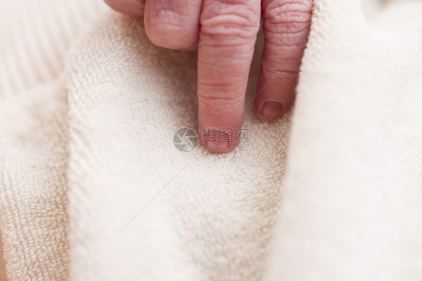 亲近新生婴儿的手皱纹毛巾人手指甲孩子宏观儿童新生活皮肤白色图片