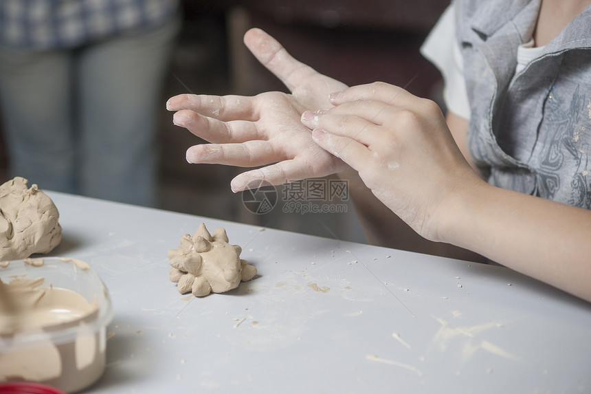 女孩用泥土做玩具商业手指设计师陶器女性雕塑家商品工艺制品拇指图片