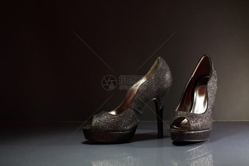 时尚型女性鞋黑色脚跟皮革鞋类购物魅力衣柜衣服图片