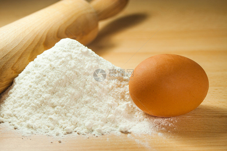 面粉和鸡蛋木板别针美食玉米滚动种子食物勺子谷物面包图片