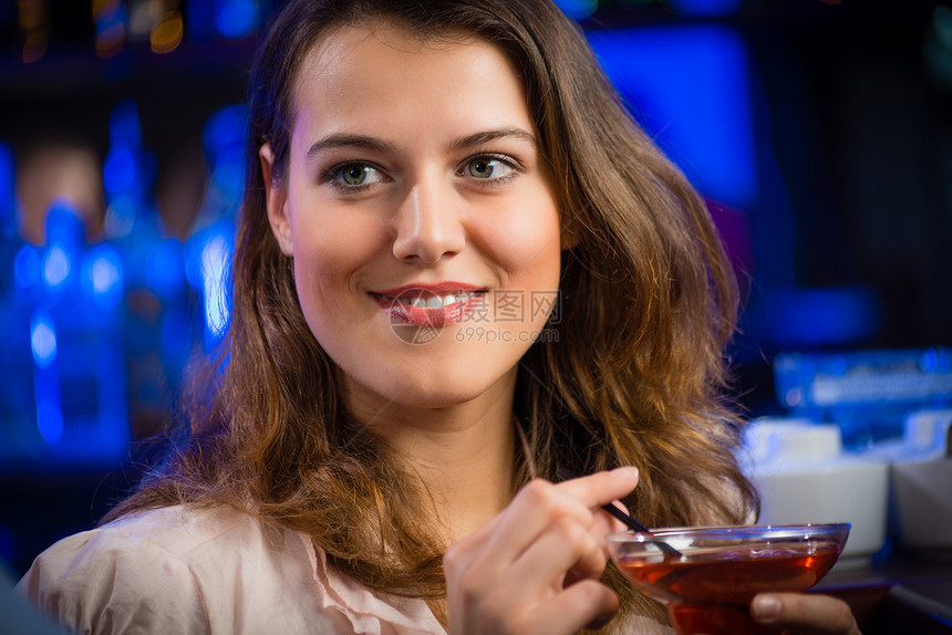 酒吧里的年轻女人派对女性头发玻璃娱乐闲暇享受女孩女士餐厅图片