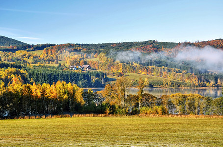 有雾的秋天风景草地天空葡萄园季节爬坡环境日出蓝色叶子场地背景图片