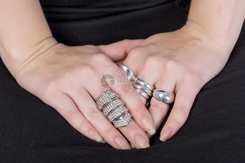 身戴多环环的妇女指甲魅力首饰金属戒指奢华财富宝石时尚女性图片