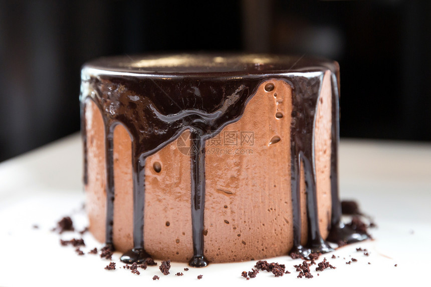 巧克力穆斯奶油状奢华盘子白色蛋糕糕点美味液体熟食甜点图片