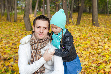 年轻父亲的肖像 和他的可爱女儿在秋天公园散步爸爸婴儿生活幸福拥抱童年女孩花园微笑成人背景图片