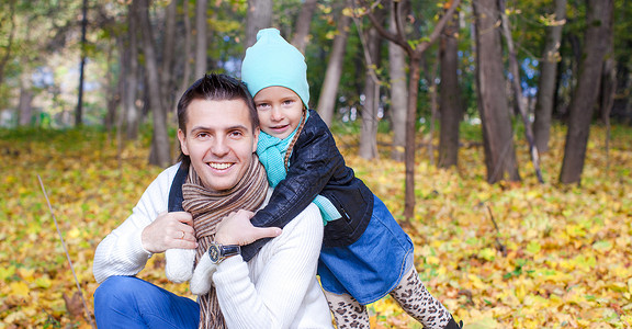 父亲老了年轻父亲的肖像 和他的可爱女儿在秋天公园散步薄荷公园亲热女孩微笑拥抱婴儿生活男性爸爸背景